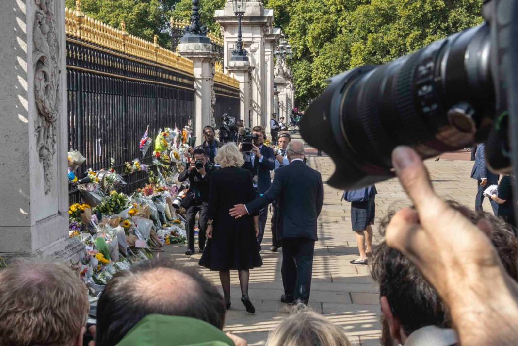 Kraliçe 2. Elizabeth'in cenaze töreni öncesi İngiltere'de yas 11