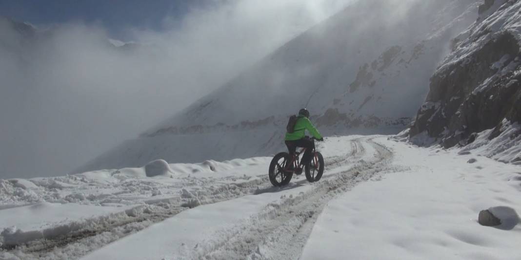 Rize'nin karlı yaylasında 17 kilometrelik bisiklet turu 5