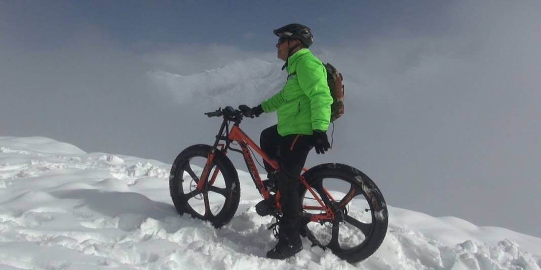 Rize'nin karlı yaylasında 17 kilometrelik bisiklet turu 4