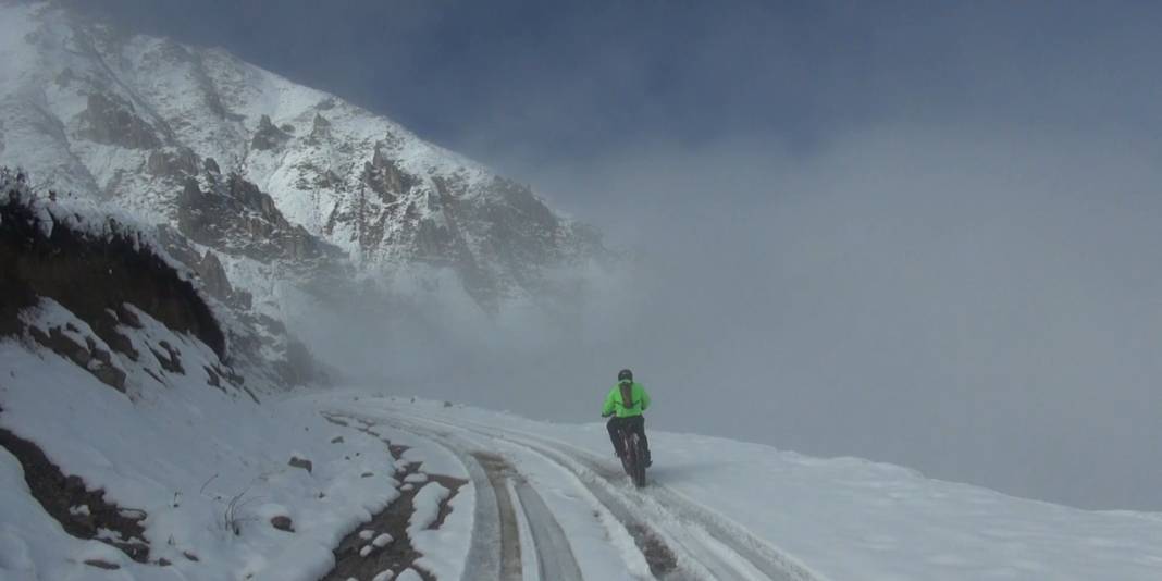 Rize'nin karlı yaylasında 17 kilometrelik bisiklet turu 1
