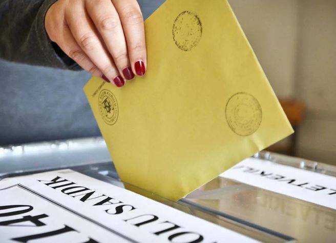 AKP'nin oyları ilk kez yüzde 30'un altına düştü 12
