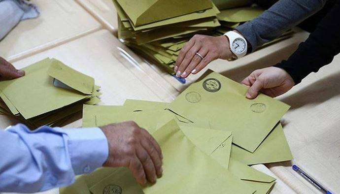 AKP'nin oyları ilk kez yüzde 30'un altına düştü 9