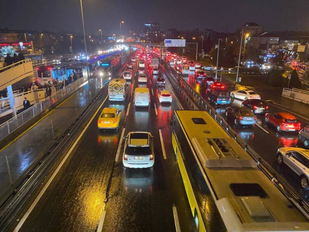 İstanbul'da trafik yoğunluğu yüzde 90'a ulaştı 3