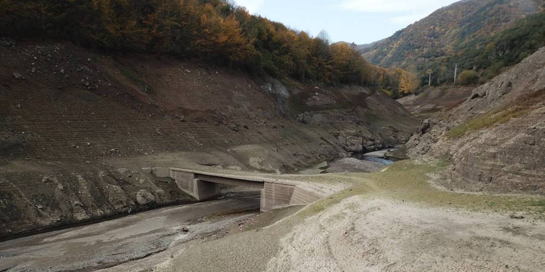 Yuvacık Barajı'nda su seviyesi düşünce eski köprüler ortaya çıktı 1