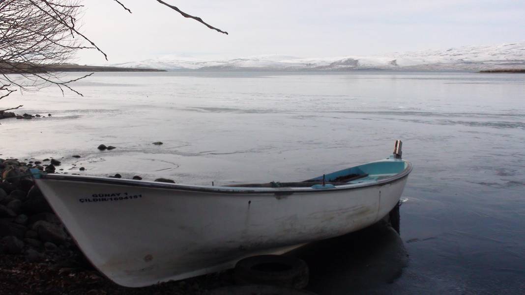Çıldır Gölü buz tutmaya başladı 4