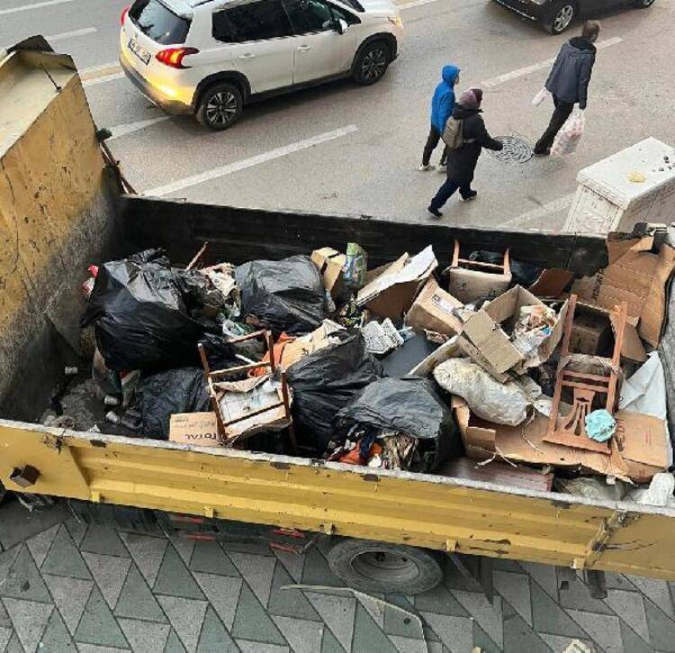 Mahkeme kararıyla boşaltıldı: Apartman dairesinden 40 ton çöp çıktı 4