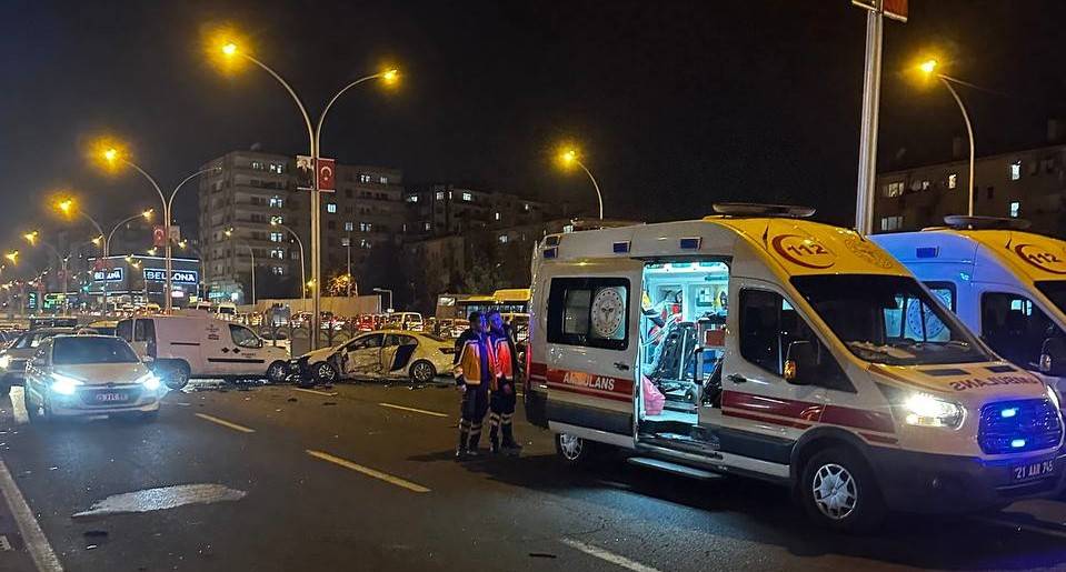 Diyarbakır'da zincirleme kaza: 1 polis memuru hayatını kaybetti 3