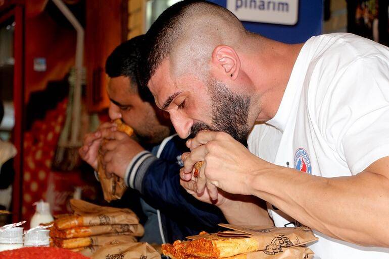Adana'da acılı tost yeme yarışmasını Avustralyalı Webby kazandı: 10 dakikada 10 tost yedi 1