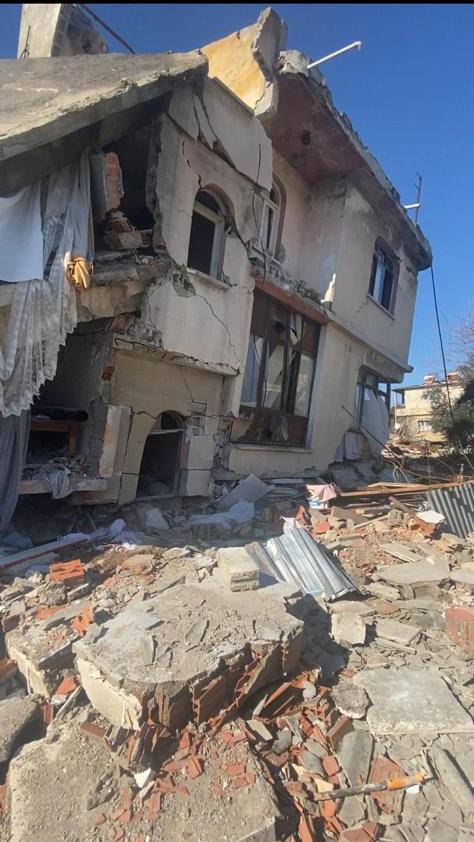 Artçı depremde ‘boşaltın’ uyarısına rağmen enkaz altında kalıp hayat kurtardılar 6