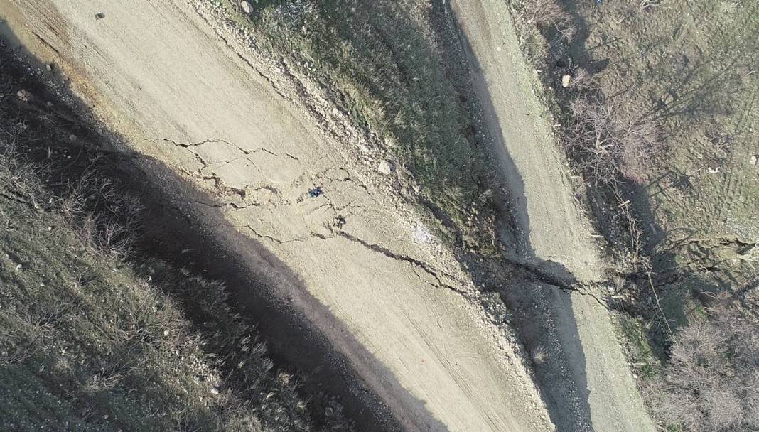 Depremin yarattığı fay kırığı yolu kullanılamaz hale getirdi 2