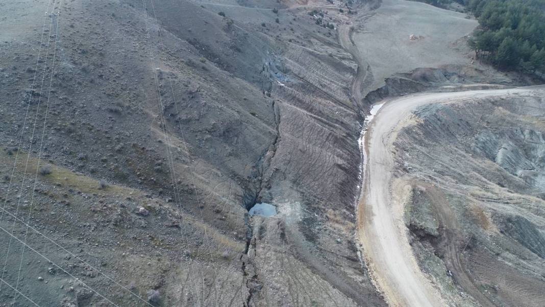 Depremin yarattığı fay kırığı yolu kullanılamaz hale getirdi 3