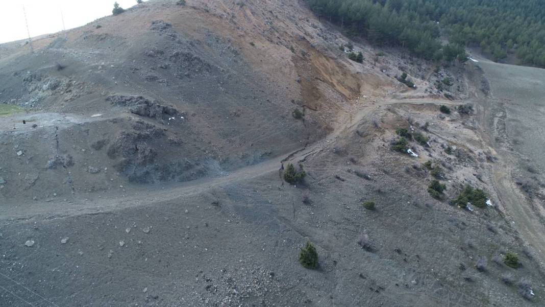 Depremin yarattığı fay kırığı yolu kullanılamaz hale getirdi 4