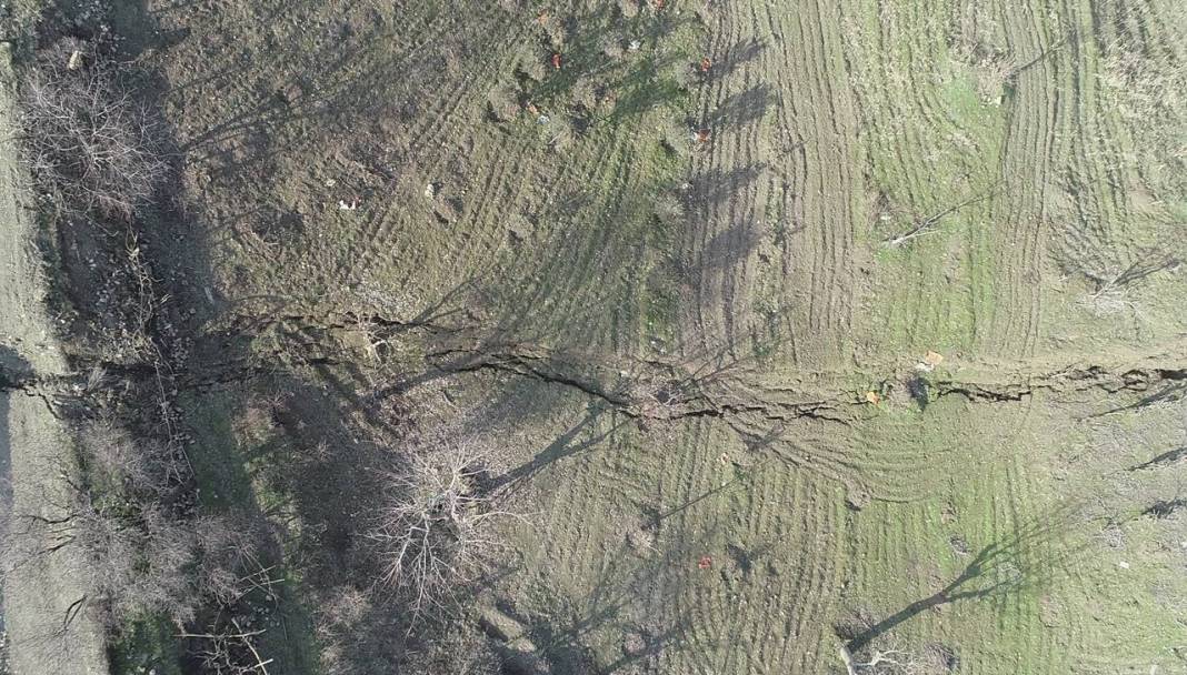 Depremin yarattığı fay kırığı yolu kullanılamaz hale getirdi 1