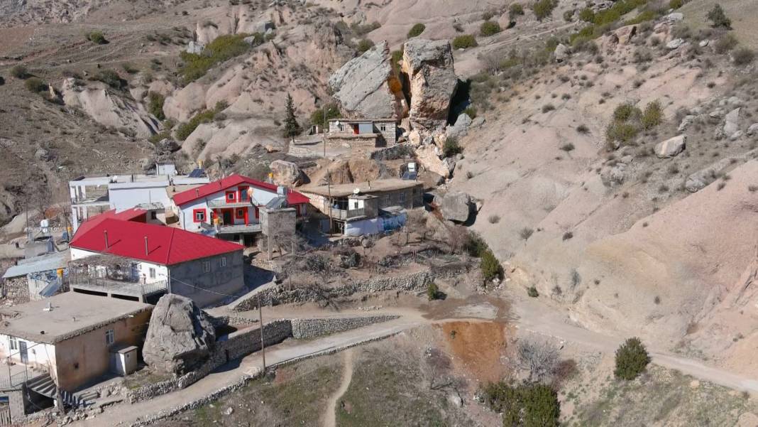 Depremde köye dev kayalar yağdı; ortadan ayrılan kaya drone ile görüntülendi 11