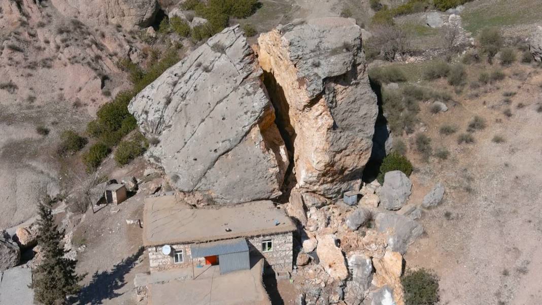 Depremde köye dev kayalar yağdı; ortadan ayrılan kaya drone ile görüntülendi 8