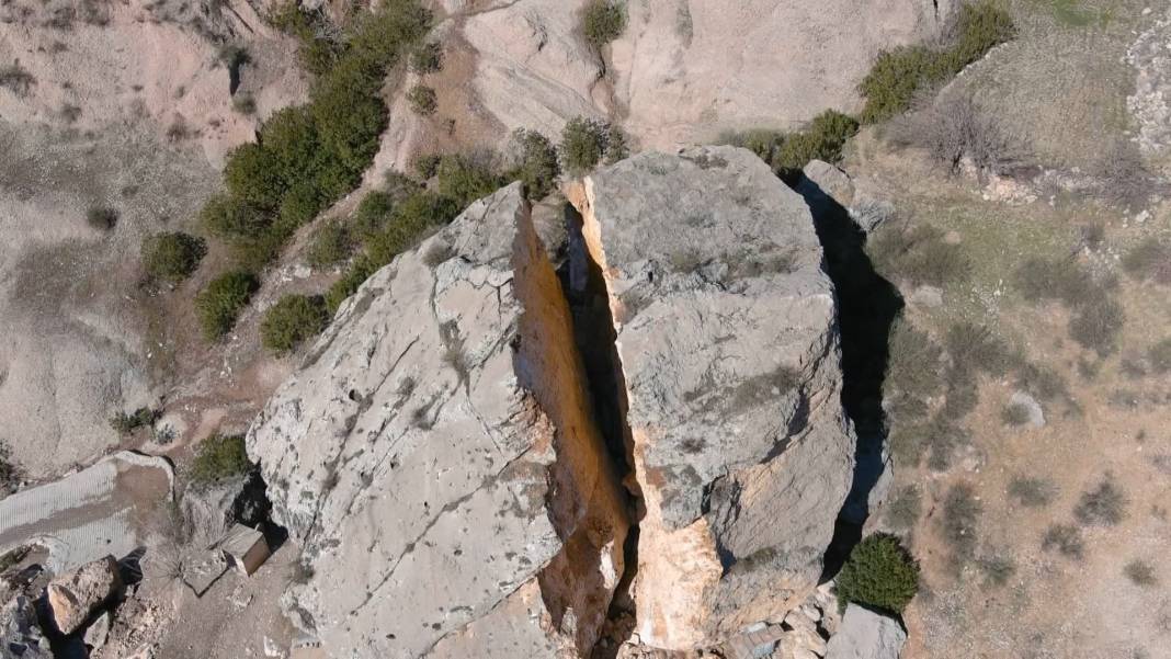 Depremde köye dev kayalar yağdı; ortadan ayrılan kaya drone ile görüntülendi 9