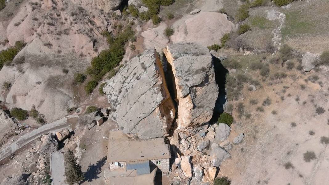 Depremde köye dev kayalar yağdı; ortadan ayrılan kaya drone ile görüntülendi 10