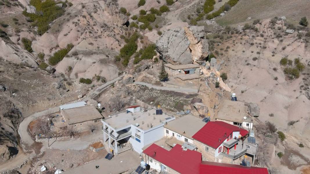 Depremde köye dev kayalar yağdı; ortadan ayrılan kaya drone ile görüntülendi 7