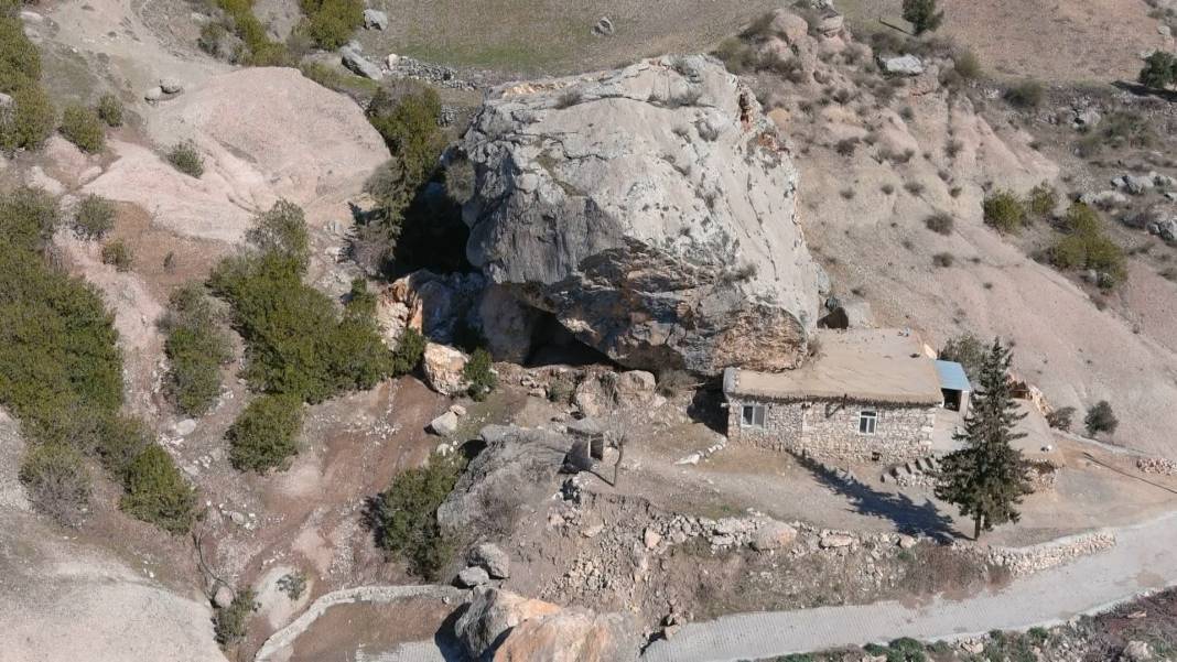 Depremde köye dev kayalar yağdı; ortadan ayrılan kaya drone ile görüntülendi 3