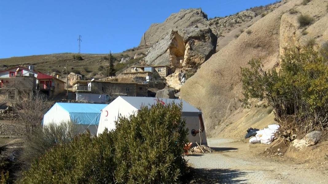 Depremde köye dev kayalar yağdı; ortadan ayrılan kaya drone ile görüntülendi 5