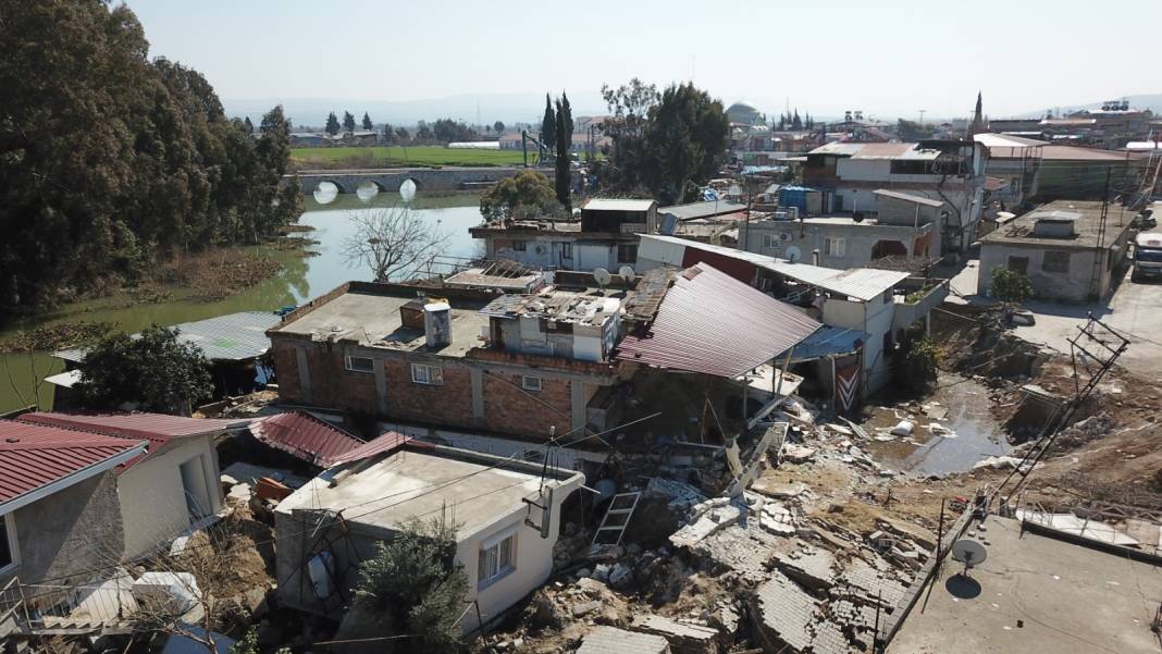 Depremde yer yarıldı, evler nehre sürüklendi 4