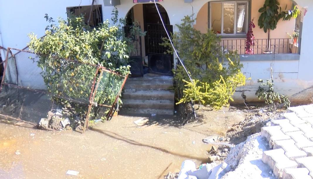 Depremde yer yarıldı, evler nehre sürüklendi 5