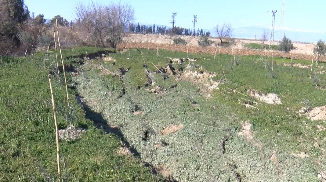 Depremde yer yarıldı, evler nehre sürüklendi 2