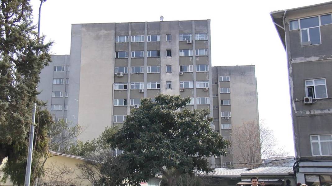 İstanbul'da üniversite hastanesinin binaları 'alarm' veriyor 6
