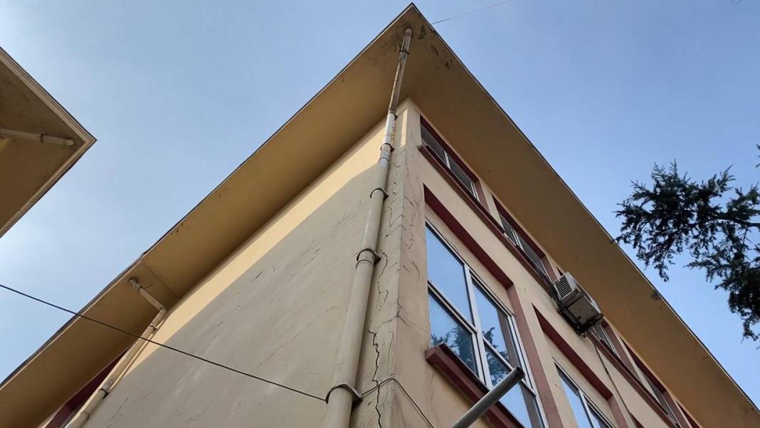 İstanbul'da üniversite hastanesinin binaları 'alarm' veriyor 1