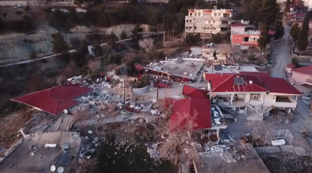 Deprem sonrası dev yarık köylüleri tedirgin etti 4