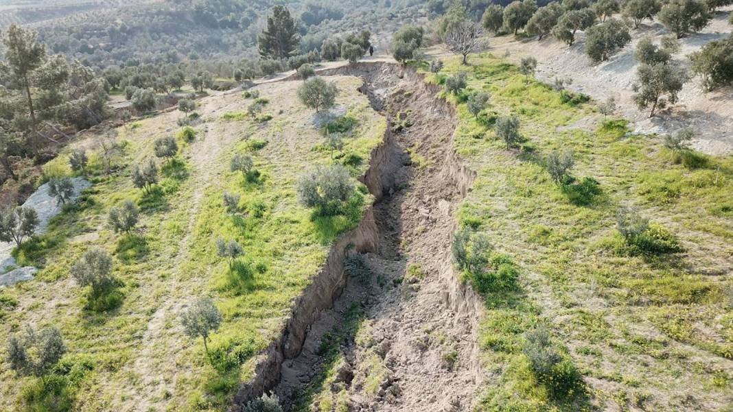 Deprem sonrası Defne'de dev yarıklar 8