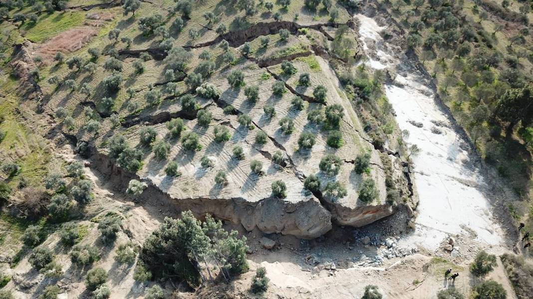 Deprem sonrası Defne'de dev yarıklar 7