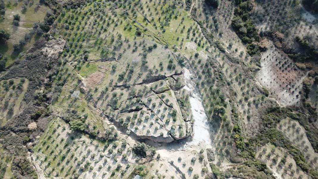 Deprem sonrası Defne'de dev yarıklar 5