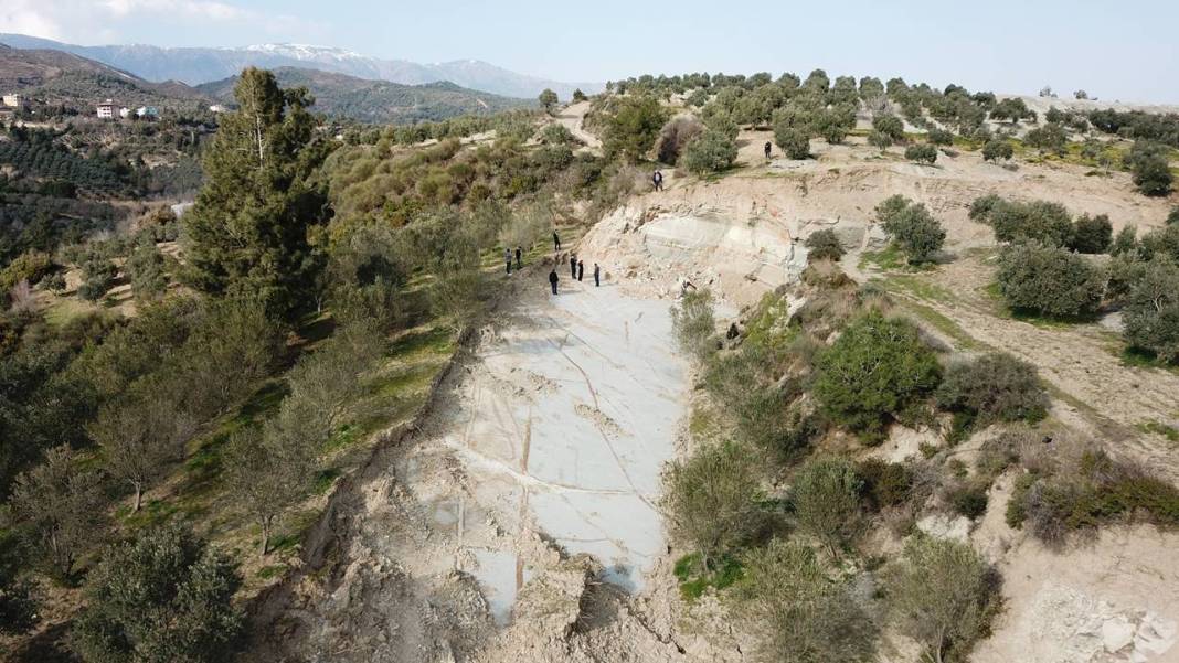 Deprem sonrası Defne'de dev yarıklar 2