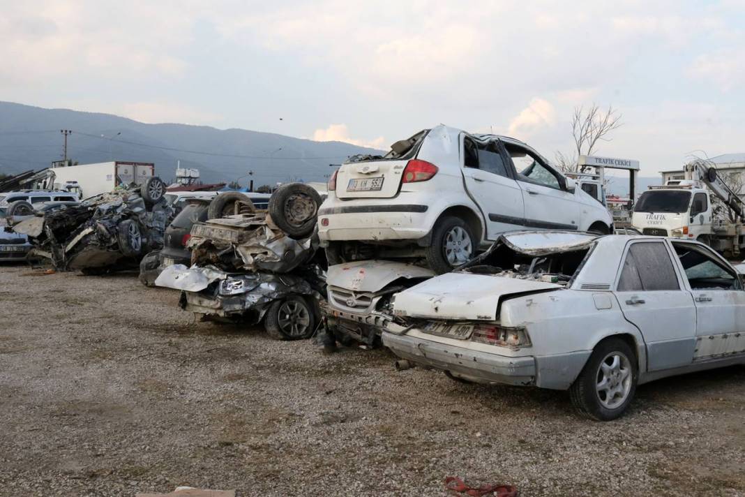 Depremlerden sonra hurdaya çıkan araçlar 'dağ gibi' istiflendi 6