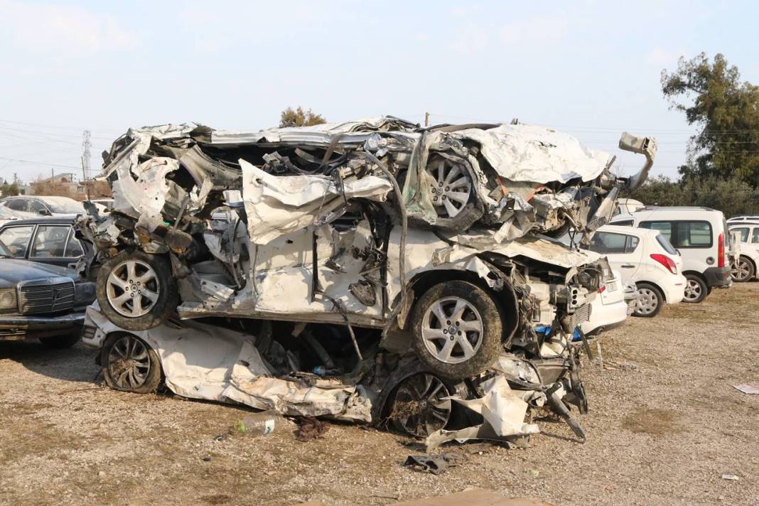 Depremlerden sonra hurdaya çıkan araçlar 'dağ gibi' istiflendi 3