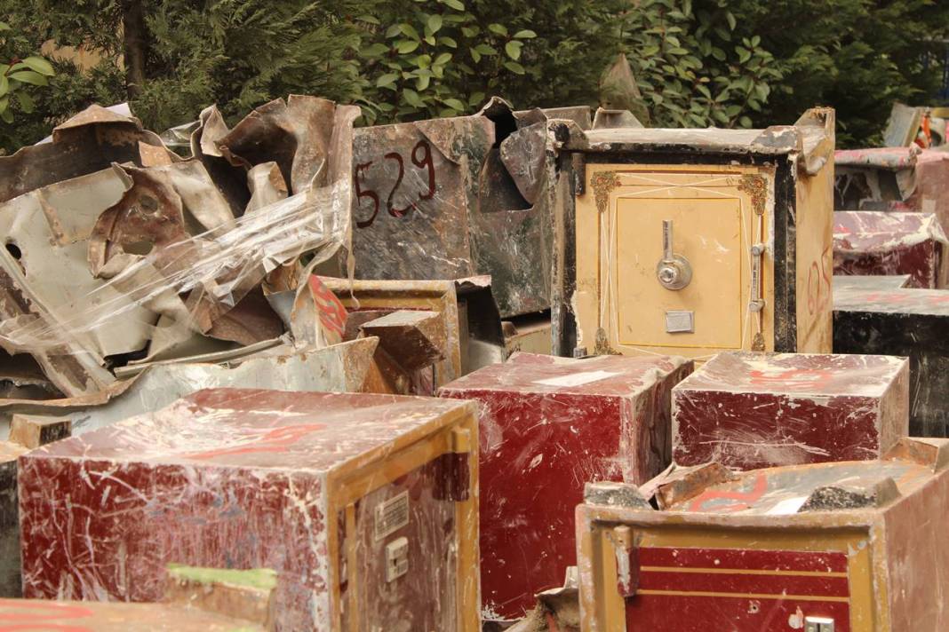 Enkazdan çıkan değerli eşya ve paralar sahiplerini bekliyor 5