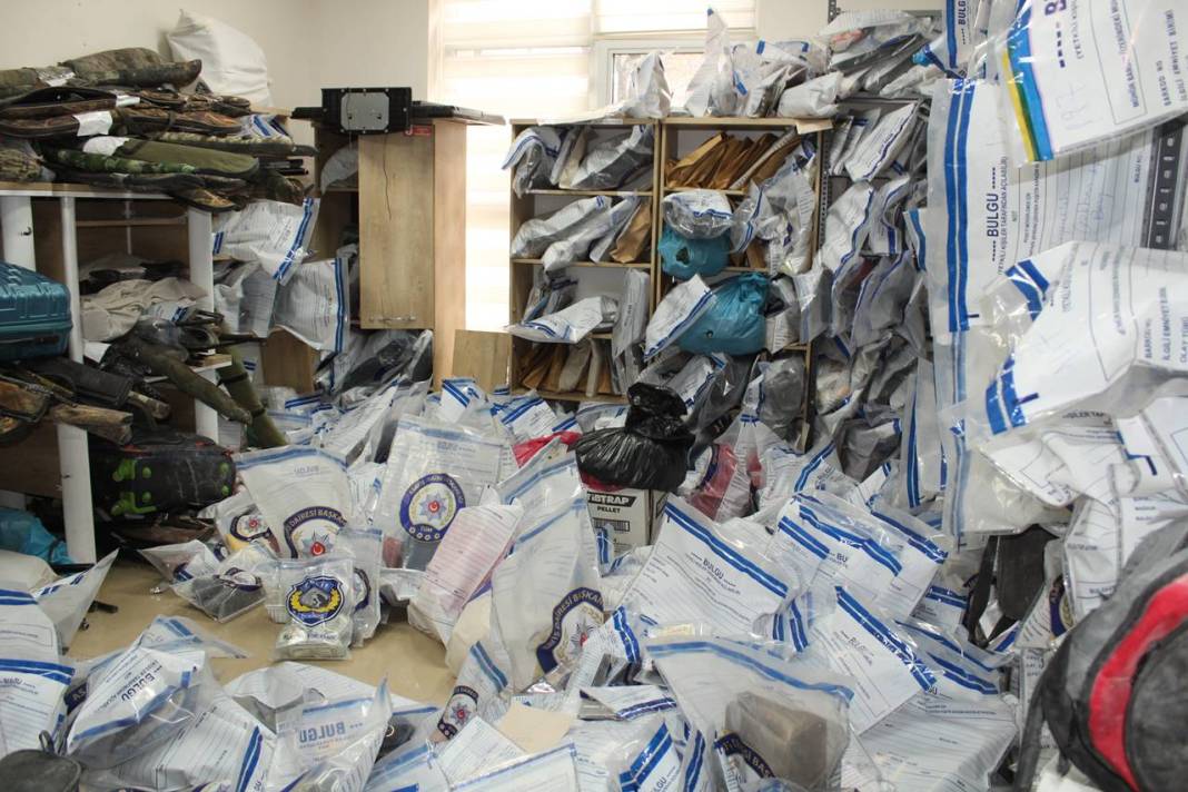 Enkazdan çıkan değerli eşya ve paralar sahiplerini bekliyor 1