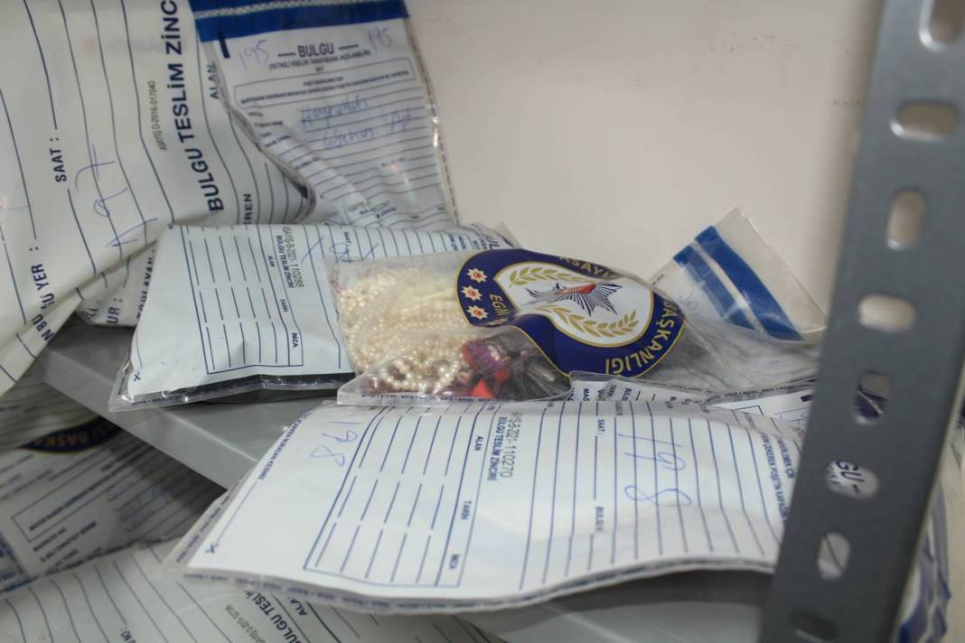 Enkazdan çıkan değerli eşya ve paralar sahiplerini bekliyor 6