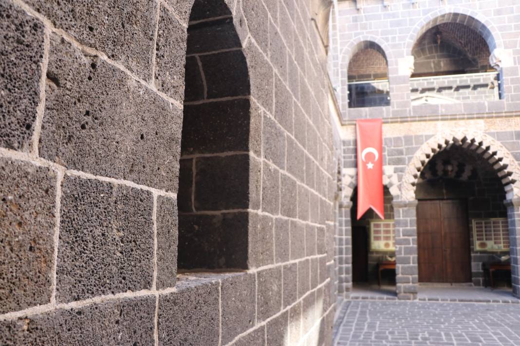 Diyarbakır'daki tarihi yapıların çoğu hasarsız; 'Şimdiki gibi 2 yılda koca binalar dikmiyorlardı' 9