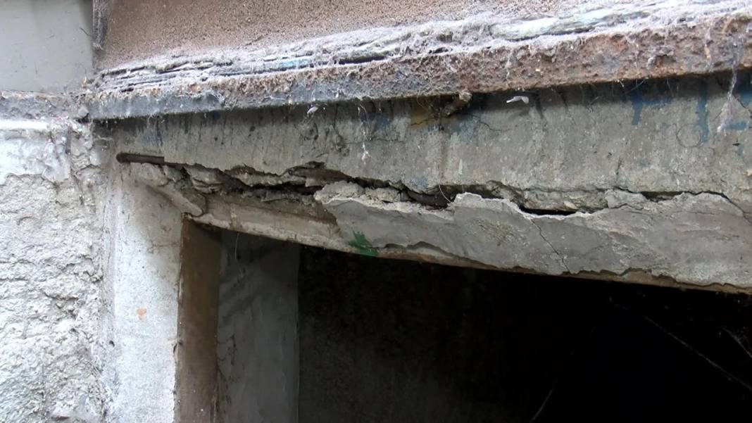 İstanbul'dan bina manzaraları: Duvarlarında çatlaklar var, demirleri dışarı fırlamış 2