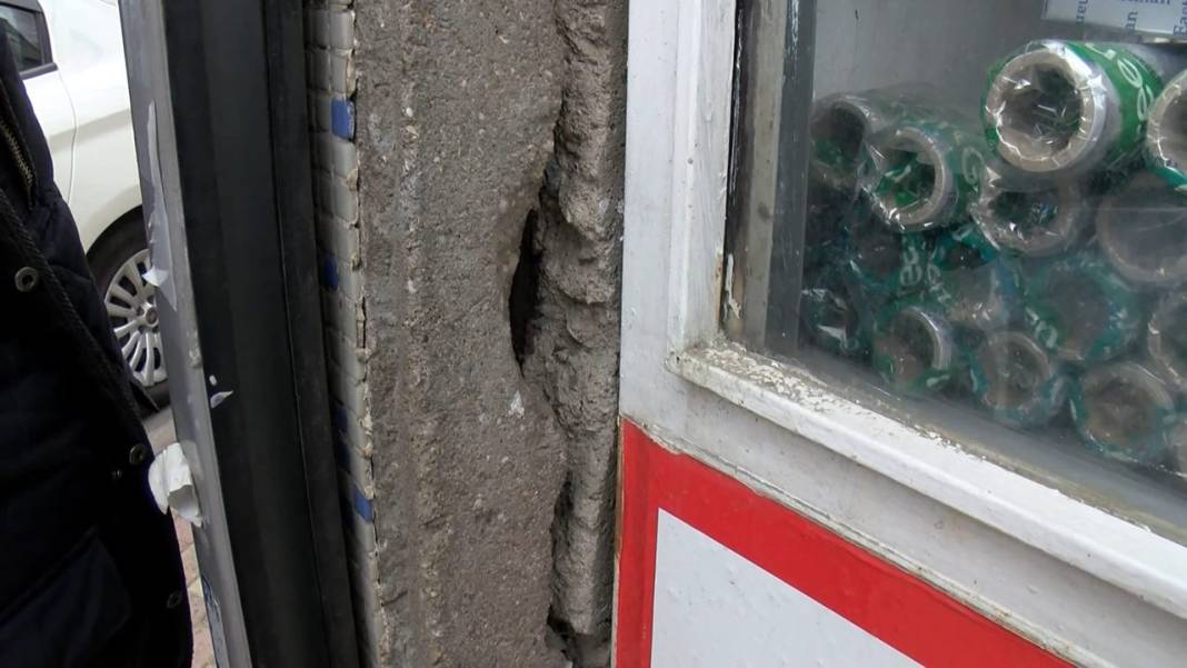 İstanbul'dan bina manzaraları: Duvarlarında çatlaklar var, demirleri dışarı fırlamış 5