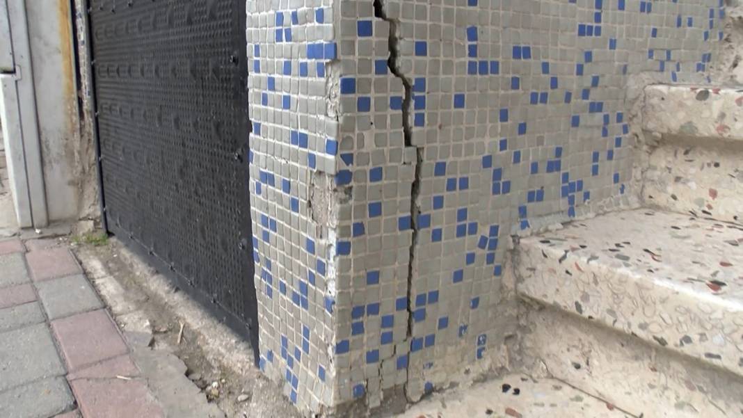 İstanbul'dan bina manzaraları: Duvarlarında çatlaklar var, demirleri dışarı fırlamış 6