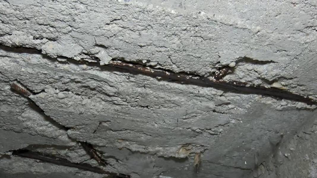 İstanbul'dan bina manzaraları: Duvarlarında çatlaklar var, demirleri dışarı fırlamış 1