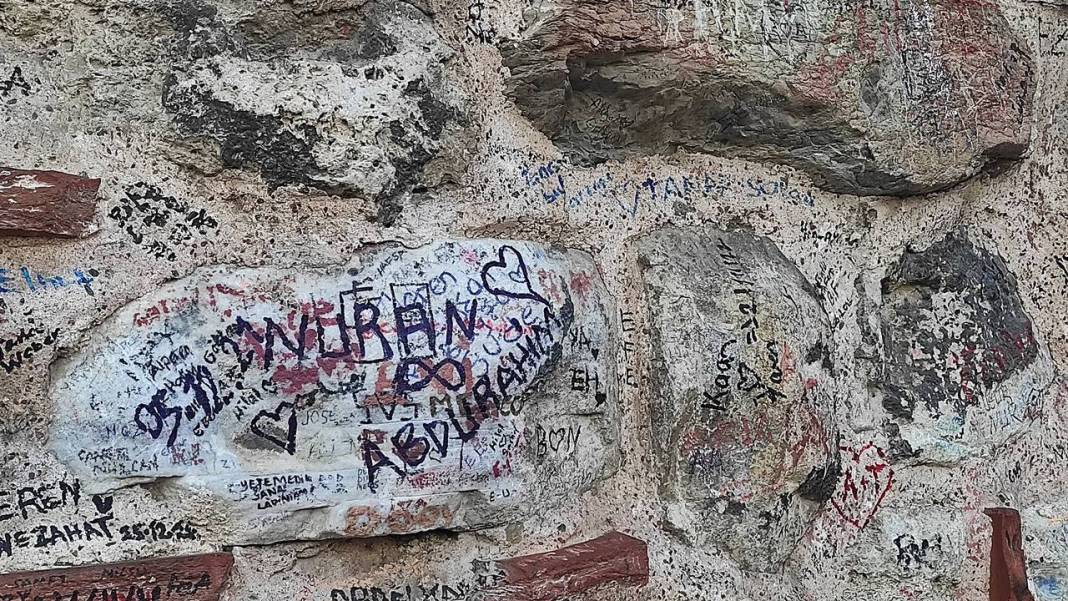 Galata Kulesi'nin duvarı ve tabelasına zarar verildi 1