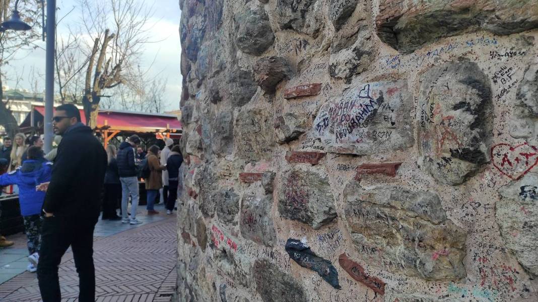 Galata Kulesi'nin duvarı ve tabelasına zarar verildi 3