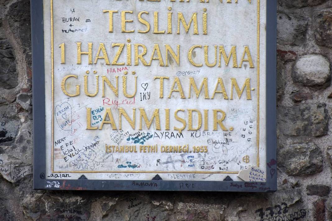 Galata Kulesi'nin duvarı ve tabelasına zarar verildi 4