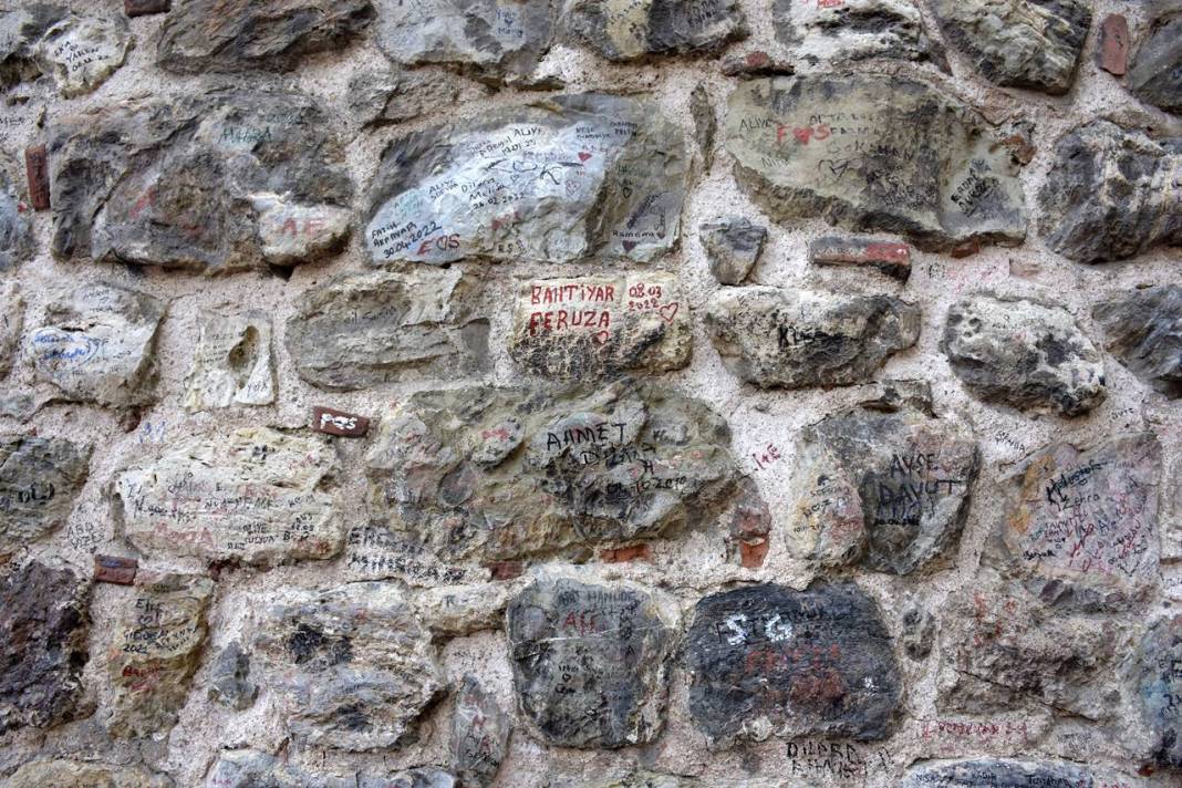 Galata Kulesi'nin duvarı ve tabelasına zarar verildi 2