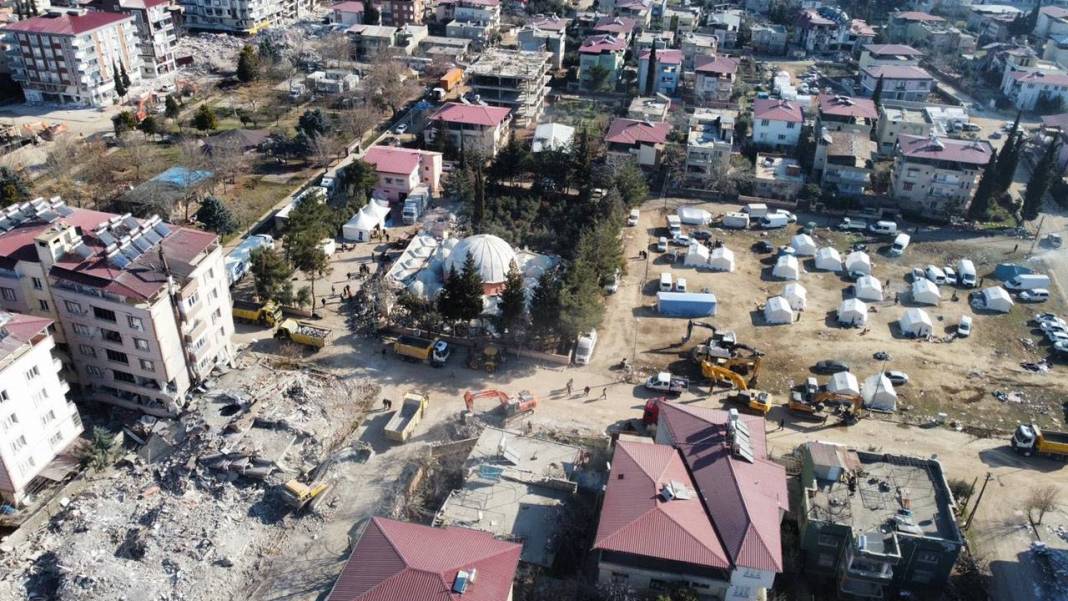 İslahiye'de depremin yıktığı binalar kare kare görüntülendi 3