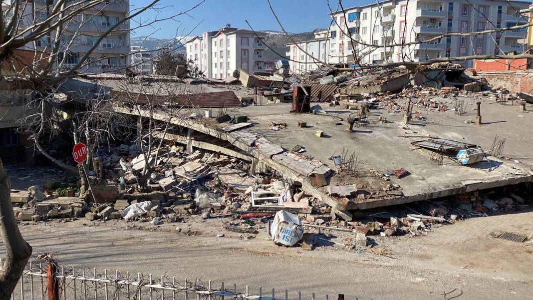 İslahiye'de depremin yıktığı binalar kare kare görüntülendi 2
